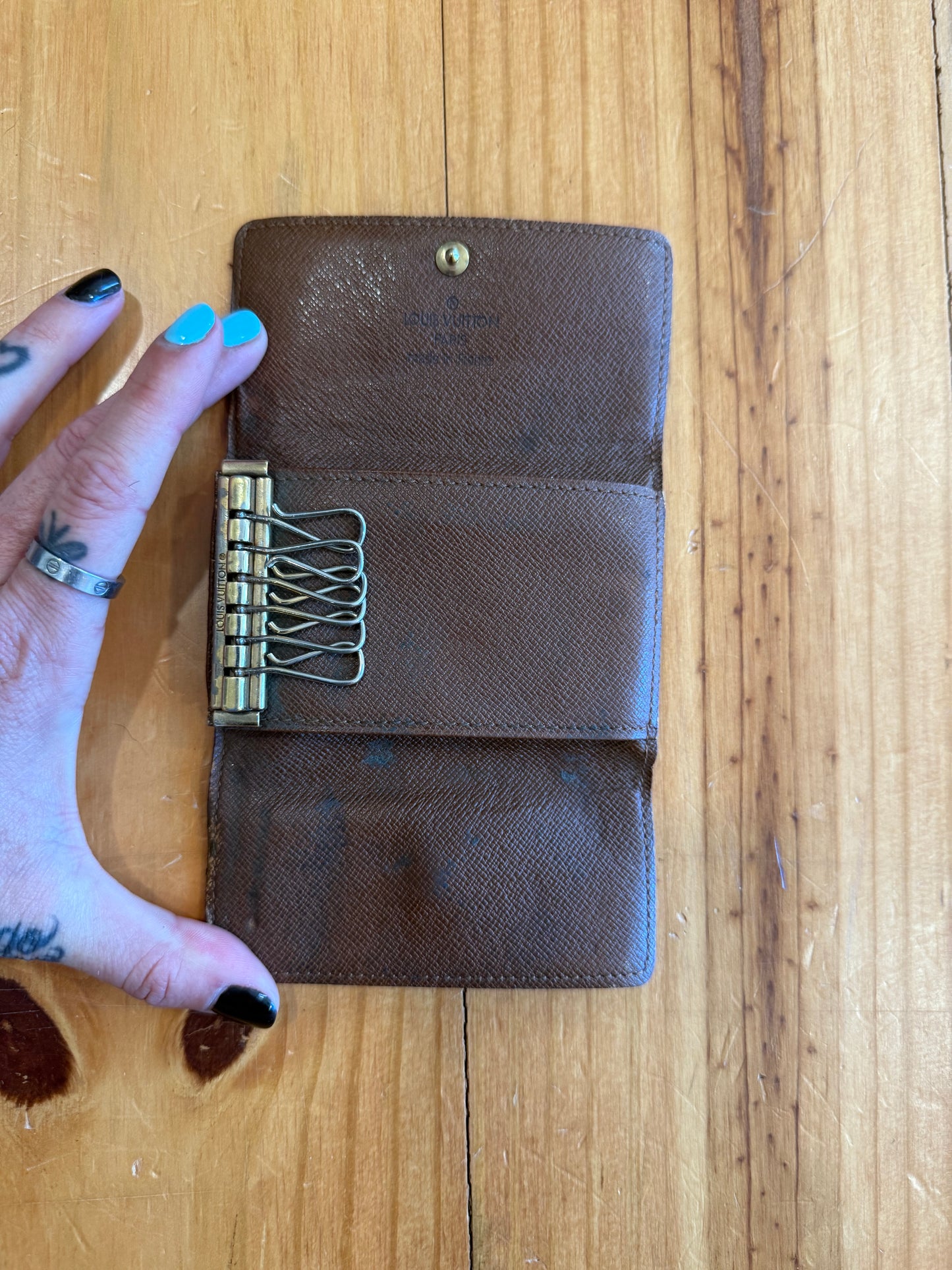 Large Monogram 6 key cles